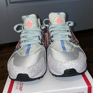 Nike 683818-005 Women's Air Huarache Run Black Gray Mint Green Peach